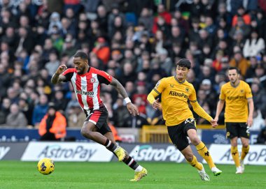 Brentford 'dan Ivan Toney, Premier League maçında Wolverhampton Wanderers' a karşı Molineux, Wolverhampton, İngiltere 'de 10 Şubat 202' de oynanan maçta topu ileri attı.
