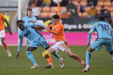 Blackpool 'dan Albie Morgan, Oxford United takımından Jay Matete ile birlikte Bloomfield Road, Blackpool, İngiltere' de oynanan 1.