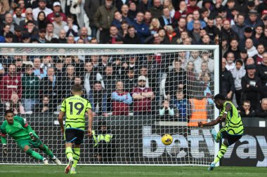 Arsenal 'den Bukayo Saka, Premier Lig maçında West Ham United ile Arsenal maçında 11 Şubat 202' de Londra 'daki Londra Stadyumu' nda 0-2 öne geçerek penaltı aldı.