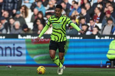 Arsenal 'den William Sthe Premier League maçı sırasında pas veriyor. West Ham United, Londra Stadyumu' nda Arsenal 'e karşı, 11 Şubat 202