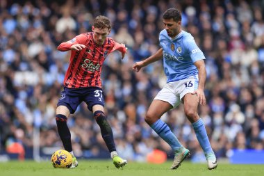 Everton 'dan James Garner ve Manchester City' den Rodrigo Premier League maçında Manchester City Everton 'a karşı 10 Şubat 202' de Etihad Stadyumu 'nda top mücadelesi verdiler.
