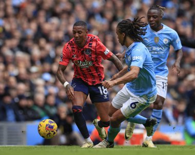 Everton 'dan Ashley Young Manchester City' nin 10 Şubat 202 'de Etihad Stadyumu' nda Everton 'a karşı oynadığı Premier League maçında Manchester City' den Nathan Ake 'yi geçmeye çalışıyor.