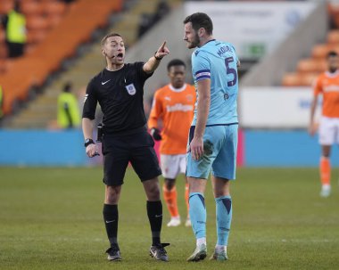Hakem Paul Howard, 10 Şubat 202 'de Bloomfield Road, Blackpool' da oynanan 1. Blackpool-Oxford maçı sırasında Oxford United takımından Elliott Moore 'a talimatlar veriyor.