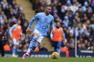 Manchester City 'den Kyle Walker 10 Şubat 202' de Etihad Stadyumu 'nda Manchester City ile Everton arasındaki Premier League maçında topla koşuyor.