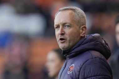 Neil Critchley, Blackpool 'un teknik direktörü. 10 Şubat 202' de Blackpool-Oxford United maçında Bloomfield Road, Blackpool, İngiltere 'de karşılaştı.