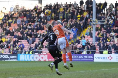 Blackpool 'dan Shayne Lavery, 10 Şubat 202' de Bloomfield Road, Blackpool, İngiltere 'de oynanan Sky Bet Lig 1 karşılaşmasında Oxford United takımından Jamie Cumming ile birlikte top için yarışıyor.