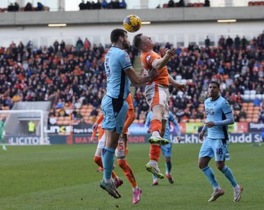 Blackpool 'dan Shayne Lavery, 10 Şubat 202' de Bloomfield Road, Blackpool, İngiltere 'de oynanan Blackpool-Oxford United maçında Oxford United ile oynadığı Sky Bet 1 karşılaşmasında Oxford United' tan Elliott Moore ile bir maç için yarışır.