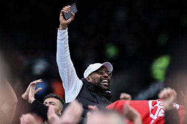 Arsenal taraftarı, 11 Şubat 202 'de Londra' daki Londra Stadyumu 'nda oynanan Premier Lig karşılaşmasında 6-0 öne geçişini kutluyor.