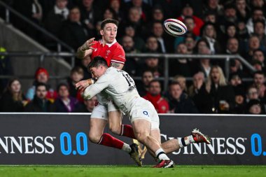 Galler 'den Josh Adams, İngiltere' den Tommy Freeman 'ın 2024 Guinness 6 Milletler karşılaşmasında Twickenham Stadyumu, Twickenham, Birleşik Krallık' ta Galler 'e karşı oynadığı mücadeleye rağmen topu dolduruyor.