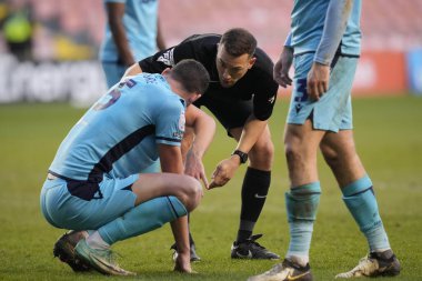 Hakem Paul Howard, 10 Şubat 202 'de Bloomfield Road, Blackpool, İngiltere' de oynanan Blackpool-Oxford United maçında Oxford United 'dan Elliott Moore' u kontrol ediyor.