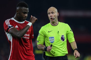 Nottingham Ormanı 'ndan Moussa Niakhat ve Premier Lig maçı sırasında Nottingham Forest, Newcastle United' a karşı 10 Şubat 2024 'te Nottingham, İngiltere' de oynanan karşılaşmada hakem Anthony Taylor ile görüştü.