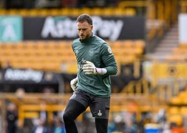 Brentford 'dan Mark Flekken, Premier League karşılaşması öncesinde Molineux, Wolverhampton, Birleşik Krallık' ta oynanan Wolverhampton Wanderers - Brentford maçında ısınıyor.