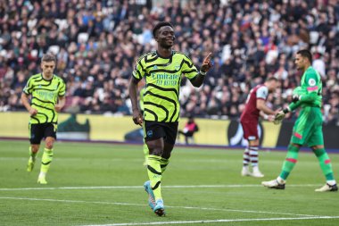 Arsenal 'den Bukayo Saka, Premier League maçı West Ham United ile Arsenal maçında 11 Şubat 202' de Londra 'daki Londra Stadyumu' nda 0-5 'lik galibiyetini kutluyor.