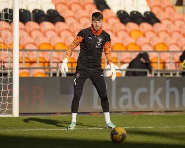 Blackpool 'dan Daniel Grimshaw, 10 Şubat 202' de Bloomfield Road, Blackpool 'da oynanan Blackpool-Oxford maçından önce ısınıyor.