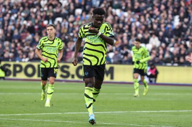 Arsenal 'den Bukayo Saka, Premier League maçı West Ham United ile Arsenal maçında 11 Şubat 202' de Londra 'daki Londra Stadyumu' nda 0-5 'lik galibiyetini kutluyor.