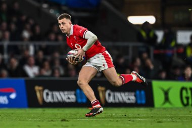 Galler 'den Cameron Winnett, İngiltere' nin Twickenham Stadyumu, Twickenham, Birleşik Krallık 'ta oynadığı 2024 Guinness 6 Milletler Maçı' nda ilk hamlesini yaptı.