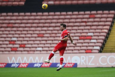 Barnsley 'den Nicky Cadden, 10 Şubat 202' de İngiltere 'nin Oakwell kentinde oynanan Sky Bet 1 karşılaşmasında topu Barnsley' e karşı Leyton Orient 'e götürüyor.