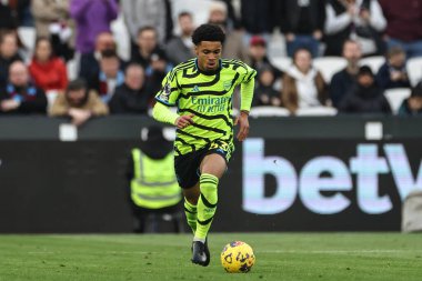 Arsenal 'den Ethan Nwaneri, 11 Şubat 202' de Londra 'daki Londra Stadyumu' nda oynanan Premier League maçında topu aldı.