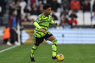 Arsenal 'den Ethan Nwaneri, 11 Şubat 202' de Londra 'daki Londra Stadyumu' nda oynanan Premier League maçında topu aldı.