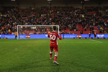 Barnsley 'li çifte gol kahramanı Adam Phillips, 10 Şubat 202' de İngiltere 'nin Oakwell kentinde oynanan Sky Bet 1 karşılaşmasında Ponty End taraftarlarıyla 2-1' lik galibiyeti kutluyor.