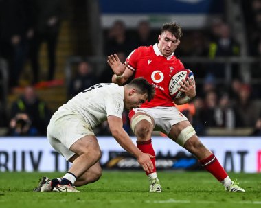 Galler 'den Taine Basham, İngiltere' den Theo Dan 'in 2024 Guinness maçı sırasında Twickenham Stadyumu, Twickenham, Birleşik Krallık' ta Galler 'e karşı oynadığı karşılaşmadan kaçınıyor.