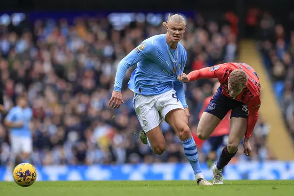 Manchester City 'den Erling Haaland 10 Şubat 202 tarihinde Etihad Stadyumu' nda oynanan Premier League karşılaşmasında Everton 'dan Jarrad Branthwaite' a meydan okudu.
