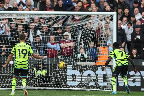 Arsenal 'den Bukayo Saka, Premier Lig maçında West Ham United ile Arsenal maçında 11 Şubat 202' de Londra 'daki Londra Stadyumu' nda 0-2 öne geçerek penaltı aldı.