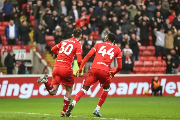 Barnsley 'li Adam Phillips, 10 Şubat 202' de Oakwell, Barnsley, İngiltere 'de oynanan Sky Bet Lig 1 karşılaşmasında 1-1' lik galibiyetini kutluyor.