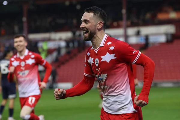 Barnsley 'den Adam Phillips, 10 Şubat 202' de Oakwell, Barnsley, İngiltere 'de oynanan Sky Bet Lig 1 karşılaşmasında 2-1' lik galibiyetini kutluyor.
