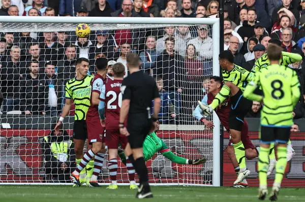 Arsenal takımından William Sthe Premier League maçında Londra Stadyumu 'nda West Ham United ile Arsenal arasında 11 Şubat 202' de 0-1 berabere kaldı.