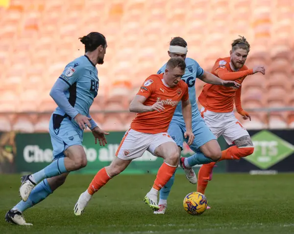 Blackpool 'dan Shayne Lavery, 10 Şubat 202' de İngiltere, Blackpool 'daki Bloomfield Road' da oynanan Blackpool-Oxford United maçında Oxford United 'a karşı oynamıştır.
