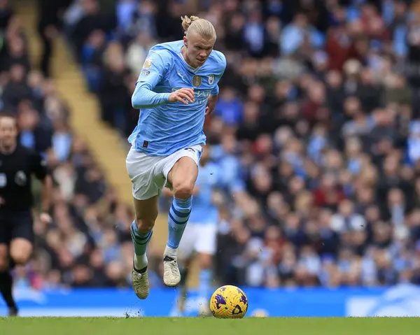 Manchester City 'den Erling Haaland, Manchester City ile Everton arasındaki Premier League maçında 10 Şubat 202' de Etihad Stadyumu 'nda kaleye koşuyor.