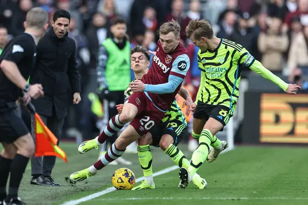 West Ham United 'dan Jarrod Bowen ve Arsenal' den Leandro Trossard Premier League maçı sırasında Londra Stadyumu 'nda West Ham United ile Arsenal maçında mücadele ettiler.