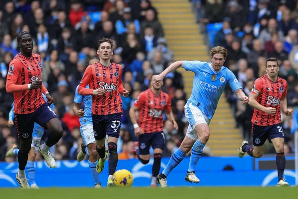 Manchester City 'den Kevin De Bruyne Premier League maçında topu geçiyor Manchester City Everton' a karşı Etihad Stadyumu, Manchester, İngiltere, 10 Şubat 202
