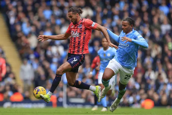 Everton 'dan Dominic Calvert-Lewin, Manchester City' nin 10 Şubat 202 'de Etihad Stadyumu' nda Everton 'a karşı oynadığı Premier League maçında Manchester City' den Manuel Akanji 'yi geçiyor.