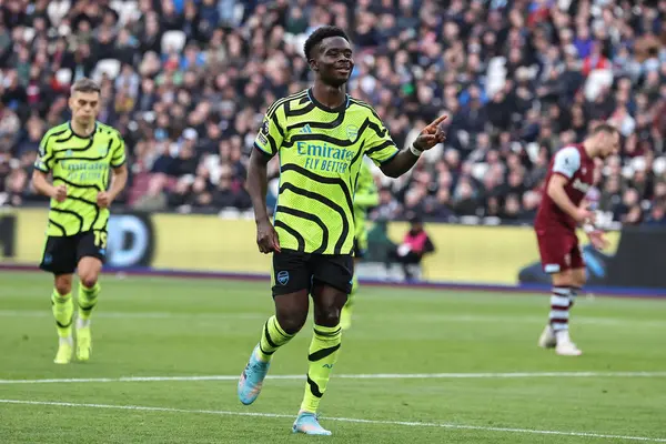 Arsenal 'den Bukayo Saka, Premier League maçı West Ham United ile Arsenal maçında 11 Şubat 202' de Londra 'daki Londra Stadyumu' nda 0-5 'lik galibiyetini kutluyor.