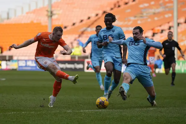 Blackpool 'dan Shayne Lavery, 10 Şubat 202' de Bloomfield Road, Blackpool, İngiltere 'de oynanan Blackpool-Oxford United maçında gol koğuşlarını vuruyor.
