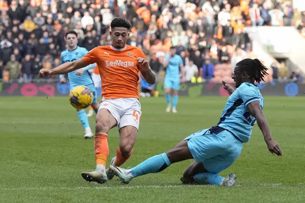 Blackpool 'dan Jordan Lawrence-Gabriel topu Oxford United takımından Greg Leigh ile birlikte Bloomfield Road, Blackpool, İngiltere' de oynanan 1.