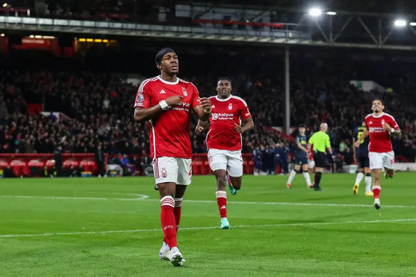 Nottingham Ormanı 'ndan Anthony Elanga, İngiltere' nin Nottingham şehrinde oynanan Premier League maçı Nottingham Forest - Newcastle United maçında 1-1 'lik galibiyetini kutluyor.