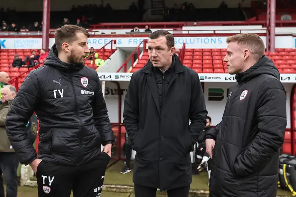 Neill Collins, Barnsley 'in Sky Bet Ligi 1 maçında koçu Barnsley ile Leyton Orient arasında 10 Şubat 202' de Oakwell, Barnsley, İngiltere 'de oynanan maçta.