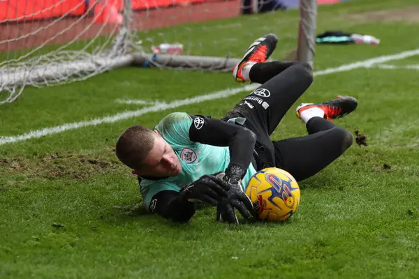 Barnsley 'den Ben Killip 10 Şubat 202' de İngiltere 'nin Oakwell kentinde oynanan Sky Bet 1 maçında Barnsley ve Leyton Orient maçında ısınma turunda