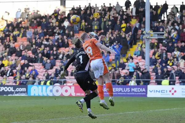 Blackpool 'dan Shayne Lavery, 10 Şubat 202' de Bloomfield Road, Blackpool, İngiltere 'de oynanan Sky Bet Lig 1 karşılaşmasında Oxford United takımından Jamie Cumming ile birlikte top için yarışıyor.