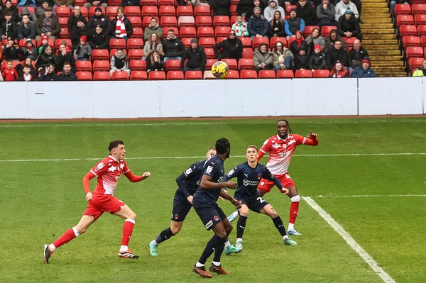 Barnsley 'den Devante Cole ve Barnsley' den Mal de Gevigney, 10 Şubat 2024 'te Oakwell, Barnsley, İngiltere' de oynanan Sky Bet 1 karşılaşmasında Barnsley ve Leyton Orient karşı karşıya.