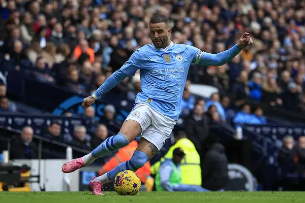 Manchester City 'den Kyle Walker 10 Şubat 202' de Etihad Stadyumu 'nda Manchester City ile Everton arasındaki Premier League maçında topla koşuyor.