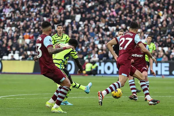 Arsenal 'den Bukayo Saka Premier Lig maçı sırasında Londra Stadyumu' nda West Ham United 'a karşı Arsenal maçında 0-5 berabere kaldı.