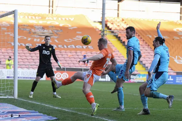 Blackpool 'dan Shayne Lavery, 10 Şubat 202' de Bloomfield Road, Blackpool 'da oynanan Blackpool-Oxford United maçında topu geçiyor.