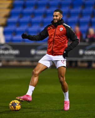 Barnsley 'den Barry Cotter, 13 Şubat 202' de Croud Meadow, Shrewsbury, Birleşik Krallık 'ta oynanan Sky Bet Ligi 1 maçı öncesinde oynanan maç öncesi ısınma maçında...