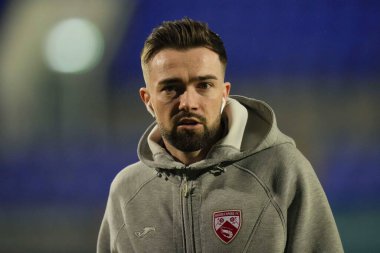 Morecambe 'den Gwion Edwards, 13 Şubat 202' de İngiltere, Birkenhead 'deki Prenton Park' ta oynanan Sky Bet League 2 karşılaşmasından önce sahada inceleme yapıyor.