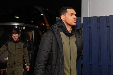 Barnsley 'den Jon Russell, 13 Şubat 202' de İngiltere 'de Croud Meadow, Shrewsbury' de Shrewsbury Town 'a karşı oynanan Sky Bet 1 maçı öncesinde geldi.