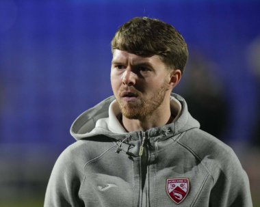 Morecambe 'den Jacob Davenport, 13 Şubat 202' de İngiltere, Birkenhead 'deki Prenton Park' ta oynanan Sky Bet League 2 karşılaşmasından önce sahada inceleme yapıyor.